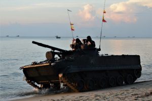 Pasukan Pendarat Korps Marinir TNI Angkatan Laut yang tergabung dalam Operasi Amfibi mendarat di perairan Dabo Singkep, Kabupaten Lingga, Provinsi Kepulauan Riau, Sabtu (10/4/2021).