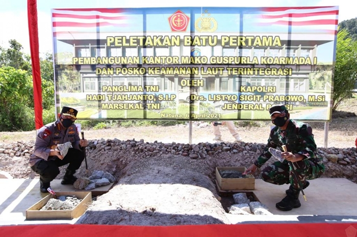 Panglima TNI dan Kapolri melakukan peletakan batu pertama pembangunan Mako Guspurla di Natuna, Selasa (6/4/2021).