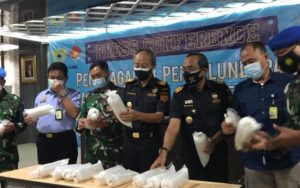 Penyelundupan benih bening lobster (BBL) kembali digagalkan oleh aparat gabungan di Bandara Juanda. Penyelundupan benih bening lobster (BBL) kembali digagalkan oleh aparat gabungan di Bandara Juanda.