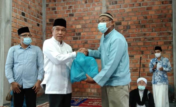 Asisten Ekonomi dan Pembangunan Pemko Batam, Pebrialin menyerahkan bantuan perlengkapan protokol kesehatan kepada Pengurus Masjid Jabal Rahmah Tanjungpiayu dalam Safari Ramadan pada Kamis (15/4/2021).