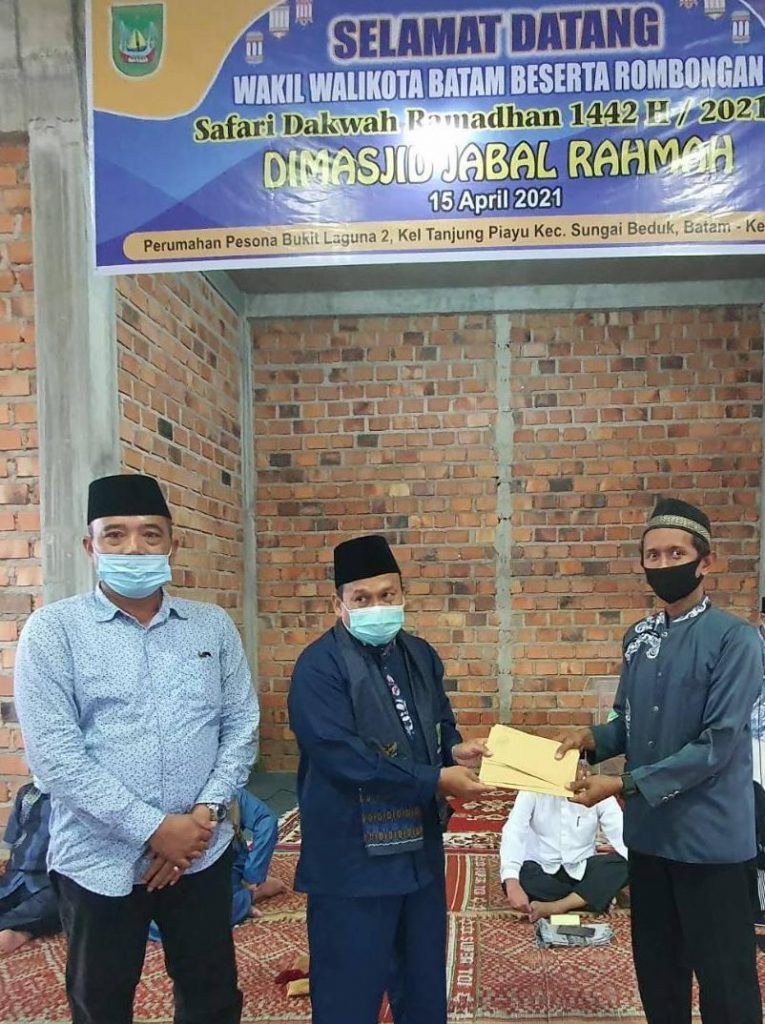 Ketua Baznas Kota Batam, Muhith Marzuki menyerahkan bantuan uang tunai kepada Imam, Muadzin, dan Marbot Masjid Jabal Rahmah Tanjungpiayu dalam Safari Ramadan pada Kamis (15/4/2021).