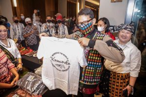 Menparekraf Sandiaga Uno menunjukkan salah satu produk brand lokal.