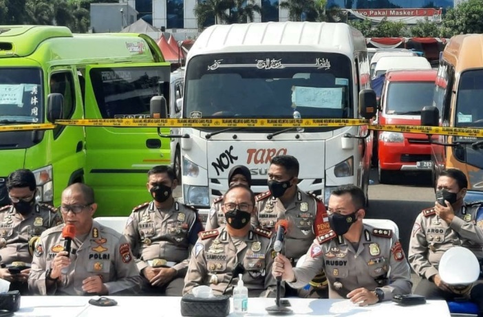 Sebanyak 115 kendaraan travel gelap diamankan karena berupaya mengangkut penumpang keluar dari Jakarta, Kamis (29/4/2021).