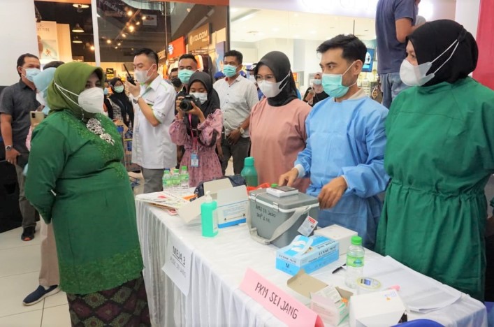 Anggota Badan Musyawarah Perbankan Daerah dan Asosiasi Pariwisata Nasional Indonesia Provinsi Kepri menerima vaksinasi AstraZeneca di TCC Mall Tanjungpinang, Jumat (2/4/2021).