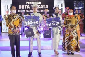 Wakil Wali Kota Batam, Amsakar Achmad berfoto bersama Duta Wisata Batam, Rabu (31/3/2021) malam.