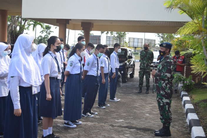 Danlanud Hang Nadim Letkol Pnb Iwan Setiawan melepas Casis SMA Pradita Dirgantara di Gedung Viproom Bandara Hang Nadim, Sabtu (3/4/2021).