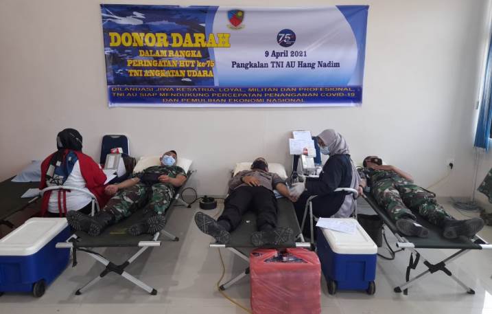 TNI Angkatan Udara Lanud Hang Nadim menggelar donor darah, Senin (05/04/2021).