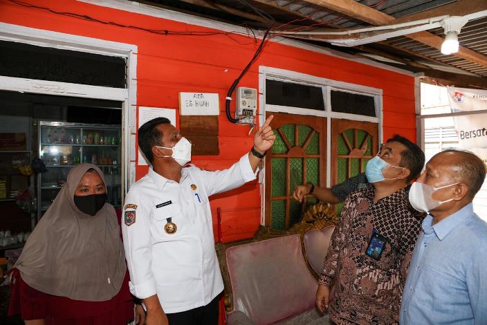 Gubernur Kepri Ansar Ahmad meresmikan 10 Desa Berlistrik Provinsi Kepulauan Riau tahun 2021 di Desa Baran, Kabupaten Lingga, Rabu (7/4/2021).