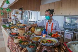 Sajian buka puasa di Harris Resort Batam dengan beragam menu makanan.