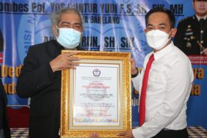 Kapolresta Barelang beserta Kasat Reskim dan Personel Satreskrim Polresta Barelang meraih penghargaan atas dedikasi respon cepat penanganan kasus anak di wilayah hukum Polresta Barelang. Kapolresta Barelang beserta Kasat Reskim dan Personel Satreskrim Polresta Barelang meraih penghargaan atas dedikasi respon cepat penanganan kasus anak di wilayah hukum Polresta Barelang.