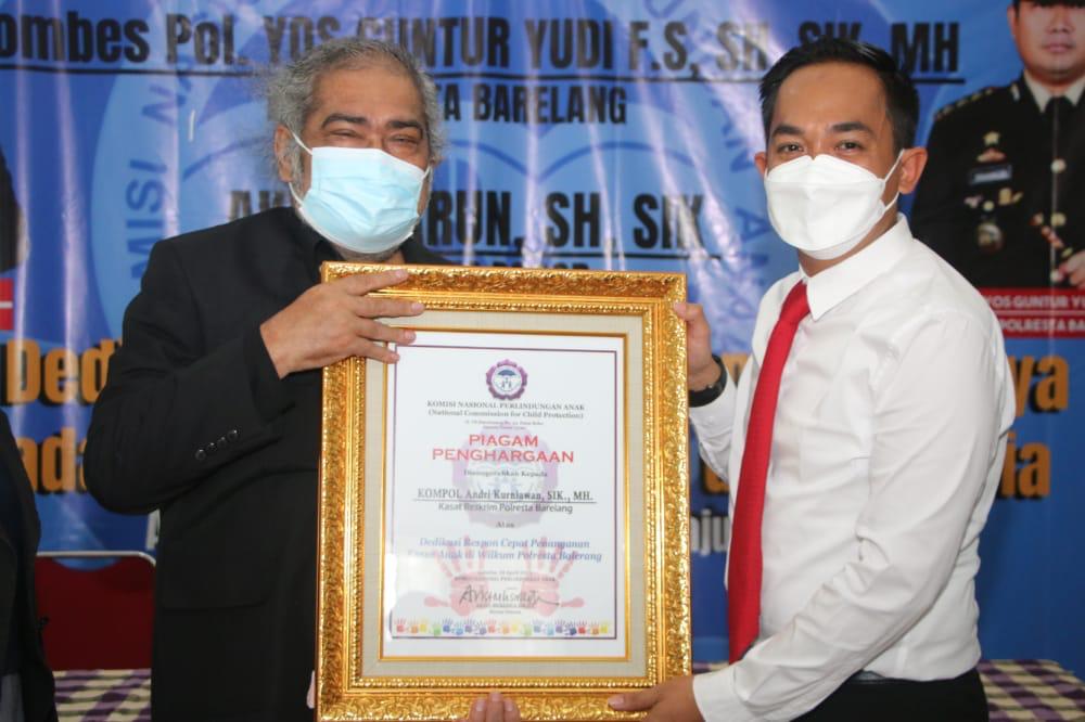 Kapolresta Barelang beserta Kasat Reskim dan Personel Satreskrim Polresta Barelang meraih penghargaan atas dedikasi respon cepat penanganan kasus anak di wilayah hukum Polresta Barelang.