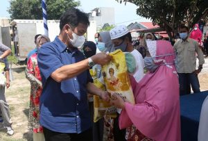 Program sembako murah di Kecamatan Nongsa, Kota Batam, Minggu (11/4/2021).