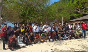 Siswa Jurusan Pengelasan SMKN 6 Batam foto bersama kepala sekolah dan majelis guru dalam kegiatan Family Gathering di Pantai Turi Beach Hotel, Nongsa, Minggu (11/4/2021). Saat ini SMKN 6 Batam sedang menerapkan SMK Pusat Keunggulan. Siswa Jurusan Pengelasan SMKN 6 Batam foto bersama kepala sekolah dan majelis guru dalam kegiatan Family Gathering di Pantai Turi Beach Hotel, Nongsa, Minggu (11/4/2021). Saat ini SMKN 6 Batam sedang menerapkan SMK Pusat Keunggulan.