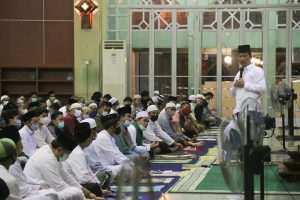 Wali Kota Batam, Muhammad Rudi, melaksanakan salat tarawih berjemaah di Masjid Agung Batam, Senin (12/4/2021)