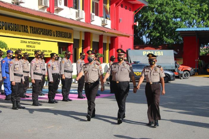 Tiga personel Polresta Barelang mendapat kenaikan pangkat menjadi satu tingkat lebih tinggi atas pengabdian dan dedikasi kepada organisasi Polri yang baik dan tanpa cacat.