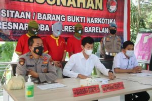 Kanit I Iptu M. Rizqy Saputra didampingi Kasiwas Iptu Sutrisno dan PPNS Balai POM Batam Riki Gusnawan menggelar konferensi pers di Gedung Satresnarkoba Polresta Barelang, Rabu (14/4/2021). Kanit I Iptu M. Rizqy Saputra didampingi Kasiwas Iptu Sutrisno dan PPNS Balai POM Batam Riki Gusnawan menggelar konferensi pers di Gedung Satresnarkoba Polresta Barelang, Rabu (14/4/2021).