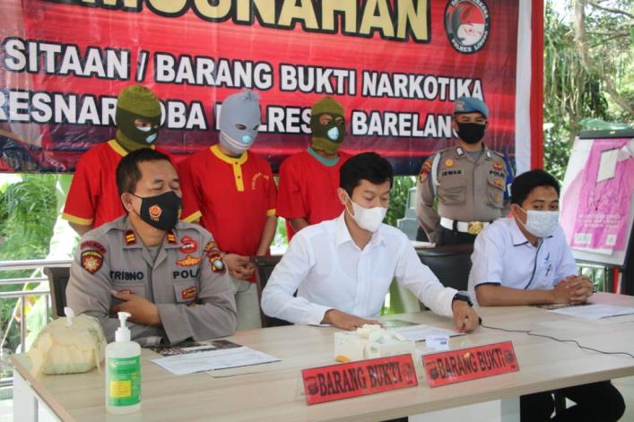 Kanit I Iptu M. Rizqy Saputra didampingi Kasiwas Iptu Sutrisno dan PPNS Balai POM Batam Riki Gusnawan menggelar konferensi pers di Gedung Satresnarkoba Polresta Barelang, Rabu (14/4/2021).