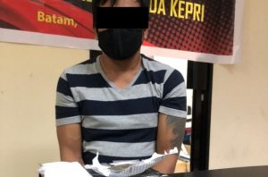 Dit Resnarkoba Polda Kepri mengamankan Y alias R karena menyimpan narkotika jenis kristal bening diduga sabu sekira 49,42 gram dan ganja 2,65 gram.