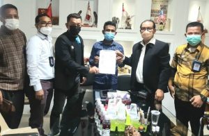 Kantor Hukum Peradi Batam Raya yang berlokasi di Komplek Nagoya Newtown Blok A Nomor 10 Nagoya, Batam, menerima mandat dari keluarga Siprianus, narapidana dalam kasus tindak pidana pengeroyokan. Kantor Hukum Peradi Batam Raya yang berlokasi di Komplek Nagoya Newtown Blok A Nomor 10 Nagoya, Batam, menerima mandat dari keluarga Siprianus, narapidana dalam kasus tindak pidana pengeroyokan.