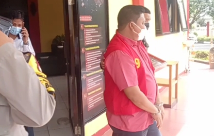 Kepala Dinas Perhubungan Kota Batam, Rustam Efendi, tersangka dugaan pungutan liar proses penerbitan SPJK dipindahkan penyidik Kejaksaan Negeri Batam ke Rutan Tipikor di Tanjungpinang, Senin (19/4/2021).