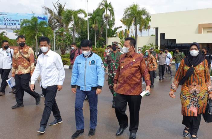 Gubernur Kepri Ansar Ahmad menyambut kehadiran Menkominfo Johnny G Plate di Batam