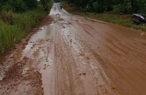 Jalan berlumpur di kawasan Tanjungpiayu, Kecamatan Seibeduk, Kota Batam Jalan berlumpur di kawasan Tanjungpiayu, Kecamatan Seibeduk, Kota Batam