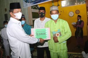 Wali Kota Batam Muhammad Rudi menyerahkan bantuan untuk masjid pada momentum Safari Ramadhan 1442 Hijriah di Pulau Jaloh, Kelurahan Pantai Gelam, Bulang, Kamis (22/4/2021).