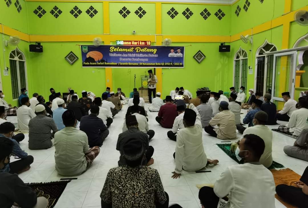 Wakil Wali Kota Batam, Amsakar Achmad menggelar Safari Ramadan berbuka puasa bersama di Masjid Nurul Huda, Kibing, Batuaji, Kamis (22/4/2021).