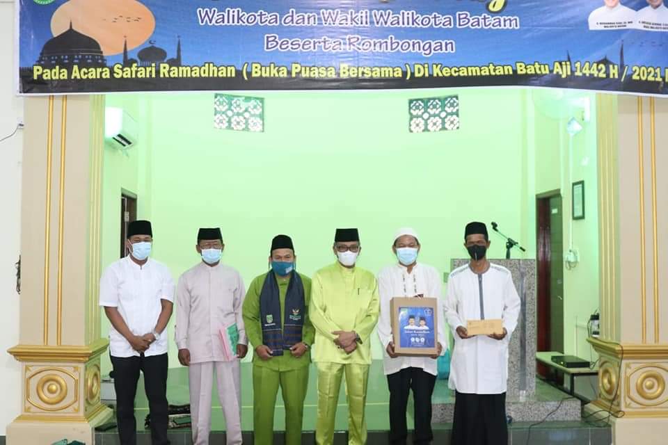 Sekretaris Daerah (Sekda) Kota Batam Jefridin Hamid menggelar Safari Ramadhan di wilayah Batuaji, Jumat (23/4/2021) malam.