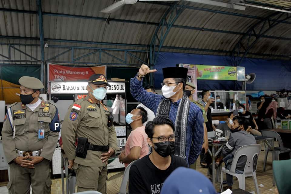 Sabtu (24/4/2021) malam, Wakil Wali Kota Batam Amsakar Achmad mengikuti aktivitas tim terpadu terkait penegakan disiplin prokes di Pujasera Tiban Center, Sekupang.