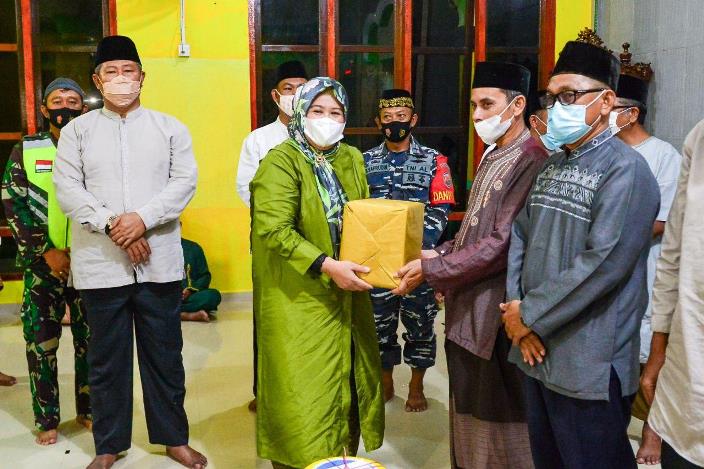 Wagub Marlin Safari Ramadan di Masjid Al Munawar, Ulu Maras Jemaja Timur, Kabupaten Anambas, Sabtu (24/4/2021).