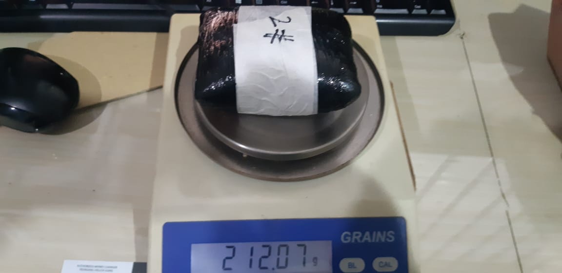 Barang bukti 1 bungkus diduga sabu yang dibungkus dengan plastik warna hitam seberat 212,07 gram.
