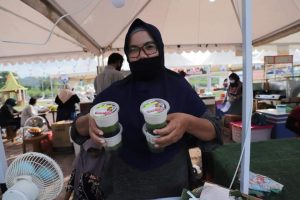Mira, karyawan Kue Jungkong di bazar Taman Dang Anom, Batam Center.