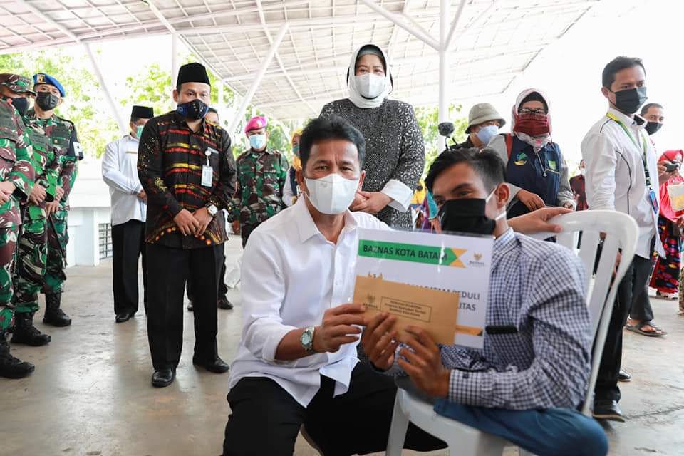 Wali Kota dan Wakil Wali Kota Batam, Muhammad Rudi dan Amsakar Achmad, menyerahkan secara simbolis bantuan bagi penyandang disabilitas di Batam.