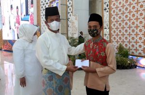 Wali Kota Batam Muhammad Rudi menyerahkan santunan kepada 1.000 lebih anak yatim di Masjid Sultan Mahmud Riayat Syah, Rabu (28/4/2021) sore. Wali Kota Batam Muhammad Rudi menyerahkan santunan kepada 1.000 lebih anak yatim di Masjid Sultan Mahmud Riayat Syah, Rabu (28/4/2021) sore.