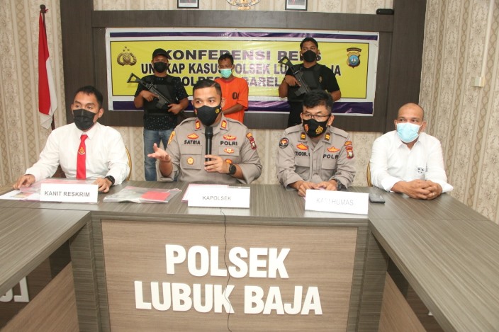 Konferensi pers Polsek Lubukbaja terkait pengungkapan kasus pencurian mobil mewah di Kota Batam, Jumat (30/4/2021).