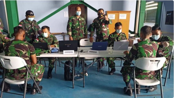 Prajurit TNI dan PNS Natuna menjalani vaksinasi AstraZeneca Tahap I di Hanggar Integrasi Lanud Raden Sadjad (RSA) Ranai, Jumat (2/4/2021).