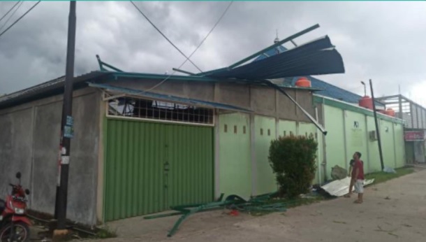 Angin puting beliung merusak atap rumah warga di Tanjung Riau.