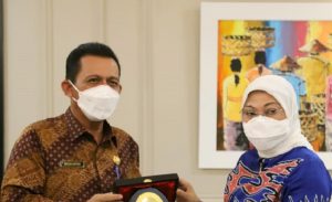 Menteri Tenaga Kerja Ida Fauziyah bersama Gubernur Kepri, Ansar Ahmad, di Kantor Kemnaker, Jakarta, Jumat (7/5/2021).