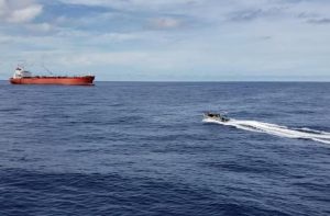 Unsur TNI AL, KRI John Lie-358 melaksanakan SAR terhadap seorang anak buah kapal (ABK) MT. St Katherinen yang jatuh ke laut, Man Over Board (MOB) di laut Natuna Utara, Jumat (7/5/2021) dini hari.