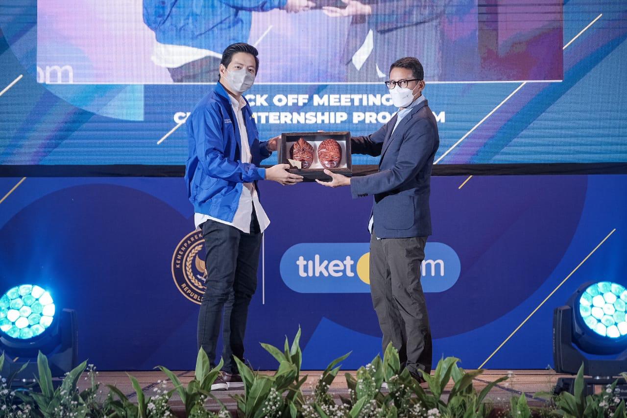 Kemenparekraf dan tiket.com menjalin kerja sama untuk mengembangkan kompetensi SDM melalui Cross Internship Program.