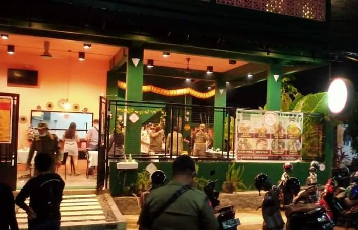 Satuan Polisi (Satpol) Pamong Praja bersama tim terpadu kembali turun mengawasi penerapan Protokol kesehatan, Sabtu (29/5/2021) malam.