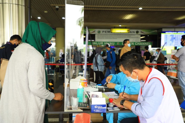 Pemeriksaan pencegahan Covid-19 yang dilakukan RSBP Batam di Bandara Internasional Hang Nadim Batam.