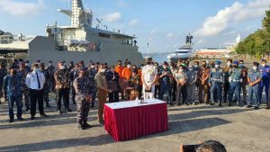 TNI AL menerima pemulangan 19 ABK KM. Bandar Nelayan 188 di perairan Benoa, Bali, Jumat (21/5/2021).
