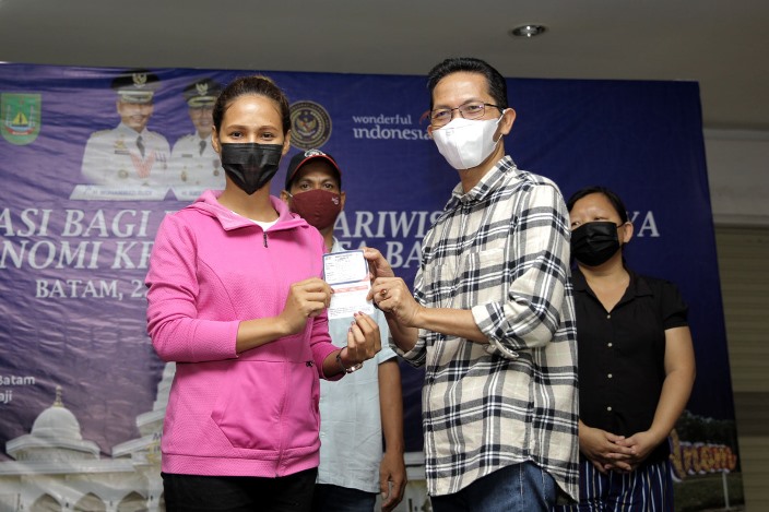 Wakil Wali Kota Batam Amsakar Achmad meninjau proses vaksinasi Covid-19 bagi pelaku pariwisata, pelaku ekonomi kreatif (ekraf), dan budayawan di Kepri Mall, Sabtu (22/5/2021).