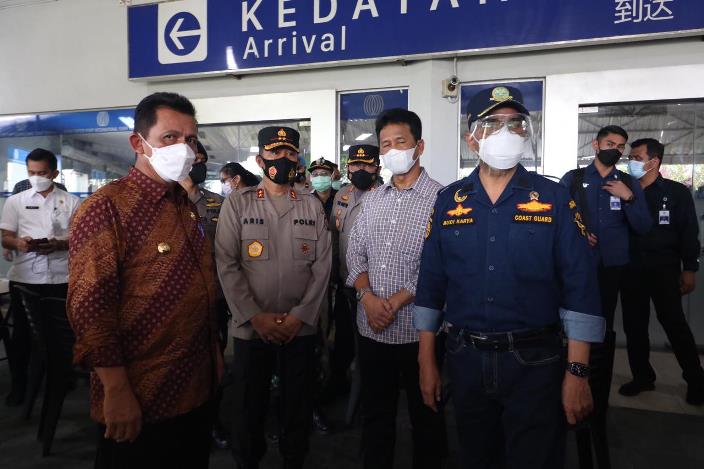 Menteri Perhubungan Budi Karya Sumadi meninjau langsung arus balik pekerja migran Indonesia saat kembali ke tanah air melalui Batam, Sabtu (1/5/2021).