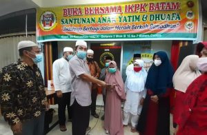 IKPK Batam menggelar buka puasa bersama, sekaligus memberikan santunan kepada puluhan anak yatim dan kaum duafa, Minggu (2/5/2021) malam.