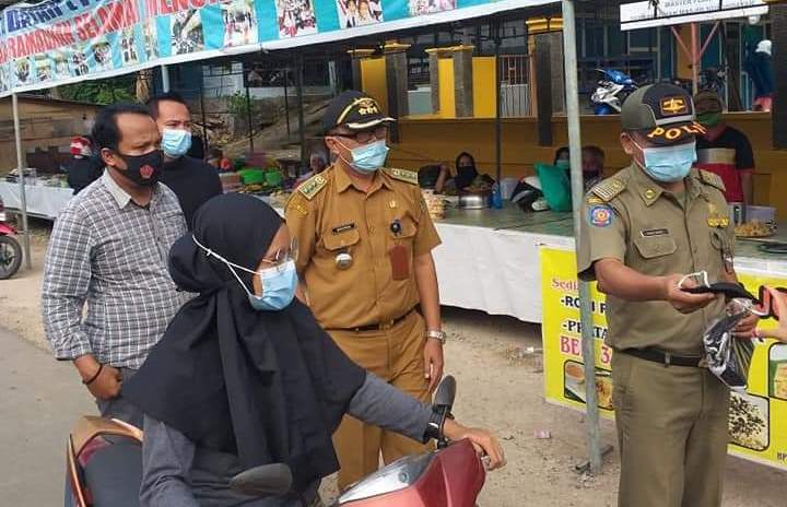 Camat, Babinsa, beserta Kapolsek Seibeduk menggelar operasi penegakan Protokol Kesehatan (Prokes) di sejumlah tempat keramaian, Selasa (4/5/2021).