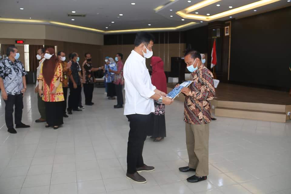 Wali Kota Batam, Muhammad Rudi, melepas enam Pegawai Negeri Sipil (PNS) di lingkungan Pemko Batam yang telah memasuki masa pensiun atau purna tugas, Kamis (6/5/2021).