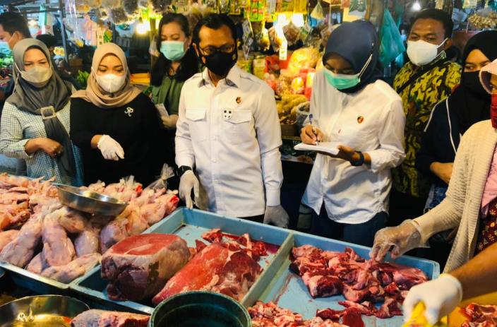 Kasubdit I Ditreskrimsus Polda Kepri AKBP Tidar Wulung Dahono sidak di pasar Batam, Kamis (6/5/2021).